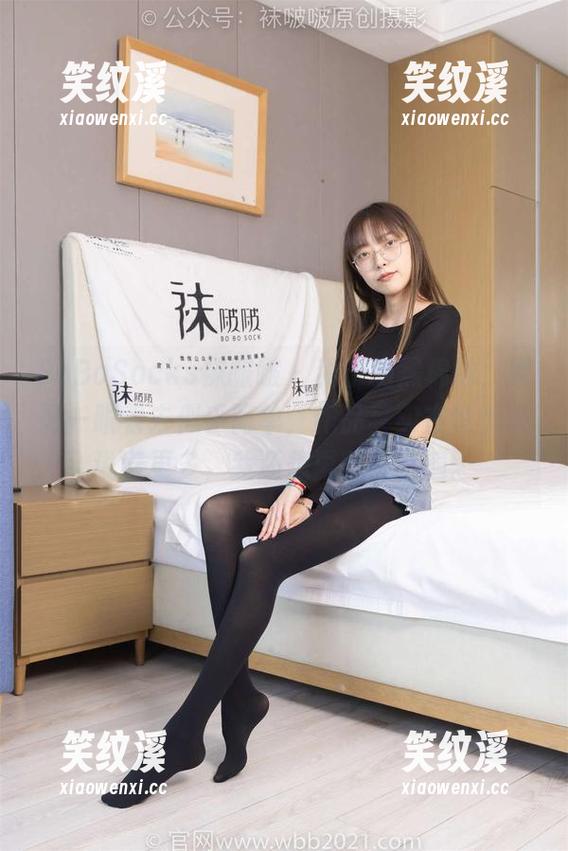 BoBoSocks袜啵啵 - 稚予的黑棉袜，原图一眼看去似乎简单，作品其实在悄悄地说着更多，我还想再翻阅几遍。