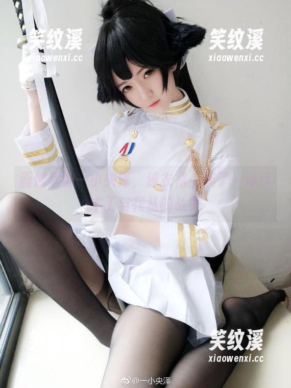 画像里的一小央泽，连衣裙上演了一场伐木工与花丛的战争