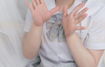 滚动你的目光吧,观看兔玩映画这位黑白短女仆,不,小心别让她打翻了茶杯。
