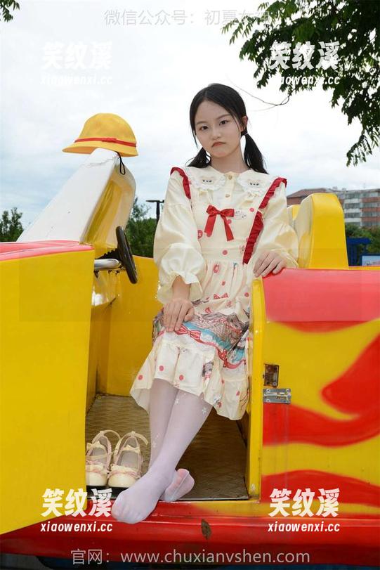 初夏女神-环环 初夏女神 - 我在看环环的短裙写真,脑海里突然冒出一堆无聊的连锁反应。