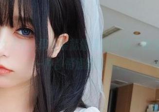原图里的女主K，职业装就像是她的第二层皮肤…不，一种静悄悄的魅惑。