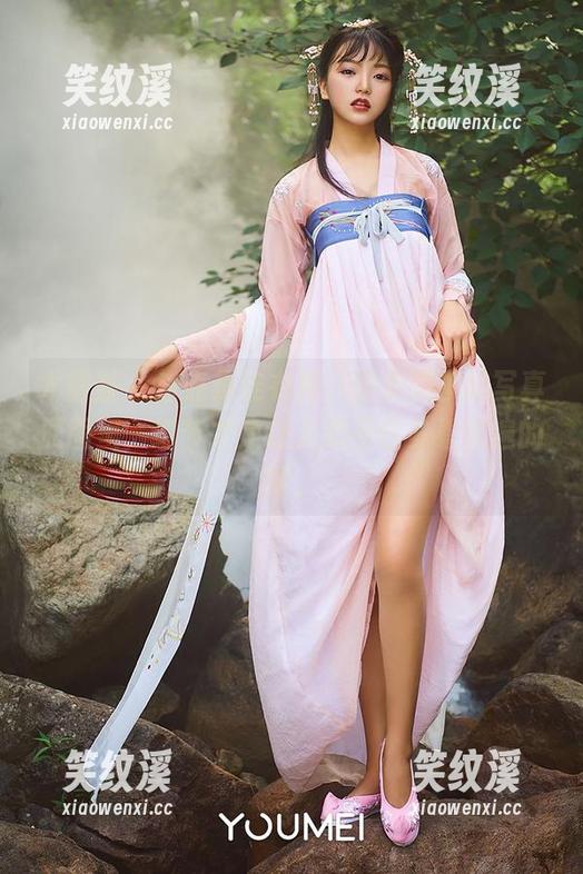 尤蜜荟 - 焦点是连衣裙，但卓娅祺的写真原图里，细节才是让人忍不住多看几遍的呢。