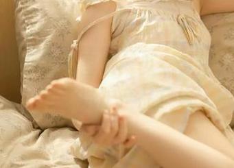 幼水铃衣的高清图集:少女梦浴,不小心成了洗护产品广告