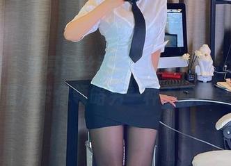 微密圈 – 油亮黑丝制服，张思允nice的高清照片带你领略另一种不羁的美。
