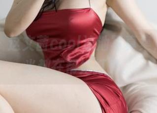 微密圈 – 这文茜cool泳池写真集，水面反光都在帮她打光。