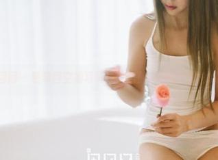 果团网 – 裴希西空姐写真:比机舱座椅还舒服的姿态