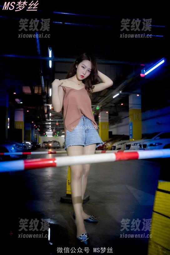 梦丝女神 - 香萱加班的高清图，办公室里的一抹清新，这背影让人不由得想多看一眼。