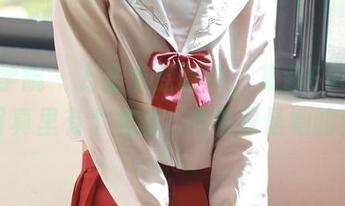 模范学院 – 万圣节原图中，艾莉Evelyn的写真里有个鬼魂…或者只是她的猫？
