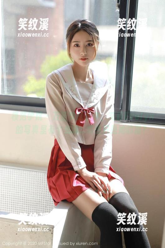 模范学院 - 万圣节原图中，艾莉Evelyn的写真里有个鬼魂...或者只是她的猫？