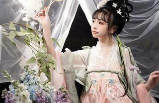 黑白？是爆机少女喵小吉的绝妙选择，美图看了一遍想下载第二遍。