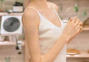 王羽杉水手服作品集:那种随意的姿态,藏着几分巧妙的叛逆,像是在无声挑战规则。