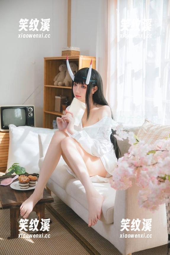 瓜希酱 为啥瓜希酱的美腿就像一条腿的大会?因为太惹眼,转移视线的魔术!