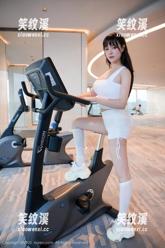 秀人网-Egg尤妮丝 秀人网 - Egg尤妮丝和她的白衬衫:明明是平平无奇的精选,怎么就那么吸引人呢?