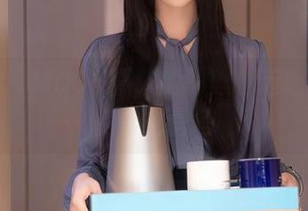 秀人网 – MOON嘉依的制服，运输着美图的秘密信号