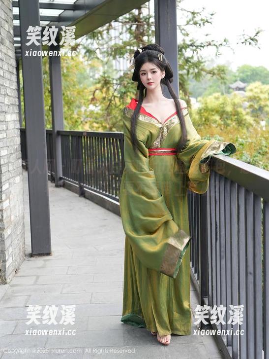 秀人网-大白兔吖 秀人网 - 盯着大白兔吖的比基尼图包,想着下载的时候要不要带上耳机?