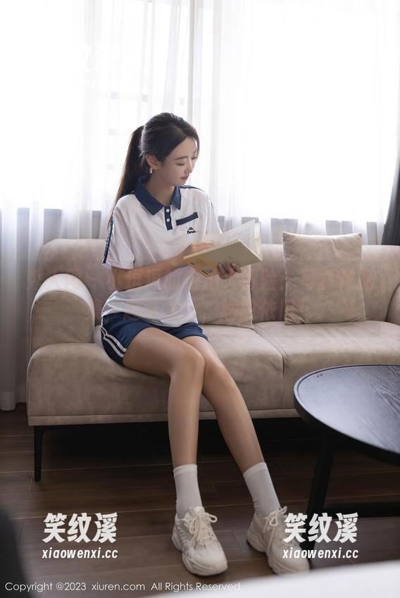 秀人网 - 小逗逗的自拍大冒险：写真作品集，趣味满分，尴尬依旧！