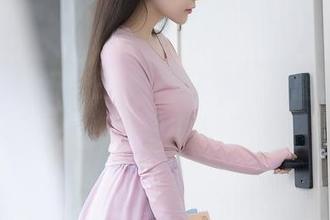 秀人网 – 轩轩王子修女系列：原图静谧，套图撩人