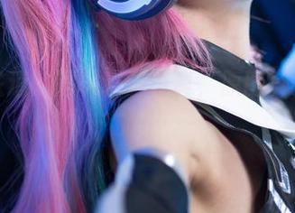 星穹铁道的腥味猫罐写真，原图其实蛮撇的……