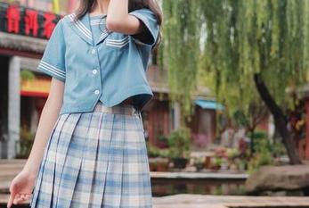 图片转角处，西呱呀呀呀的少女神态真迷人