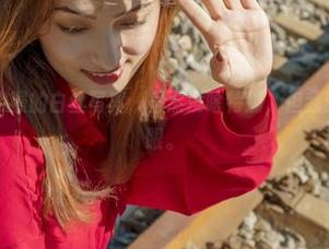 轰趴猫 – 陈雅漫的白丝写真，虽然没啥特别，但我就是想多看几眼。
