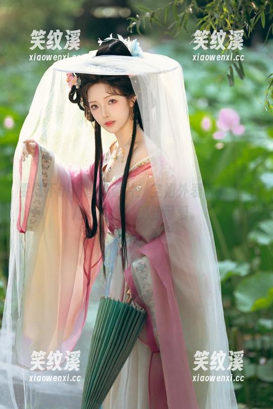 雯妹不讲道理的照片：空姐外表下，藏着几分俏皮，满分可爱。