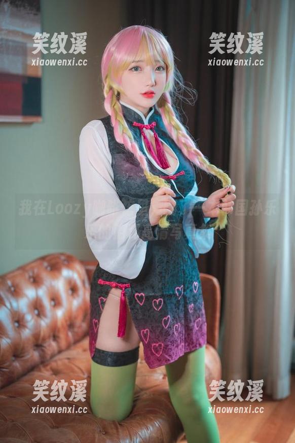 我在Loozy咖啡馆里，翻了一本韩国孙乐乐的隐秘高清写真集