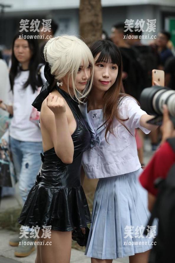 魔镜街拍 魔镜街拍!肉丝旗袍陪小姐姐在亭子里扭腰,这图集太惹眼,快下载!