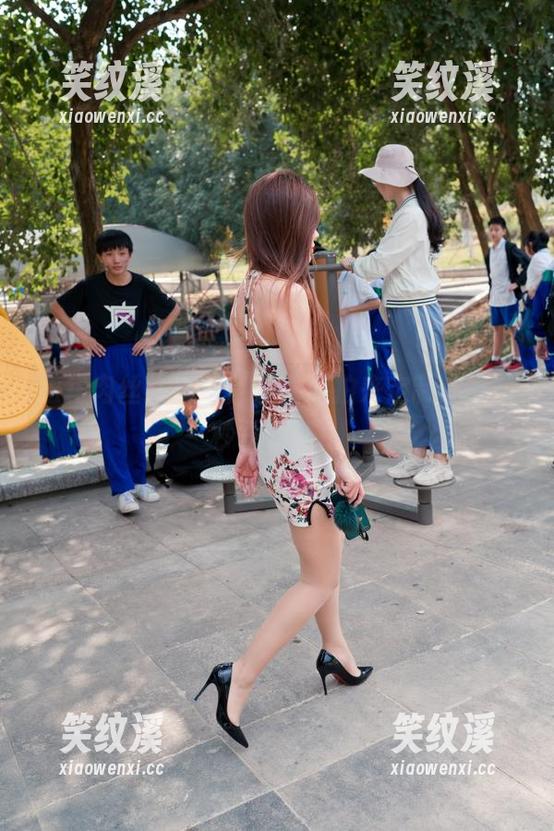 魔镜街拍 短裙肉丝红高跟?魔镜街拍来定制,图片秒杀眼球!