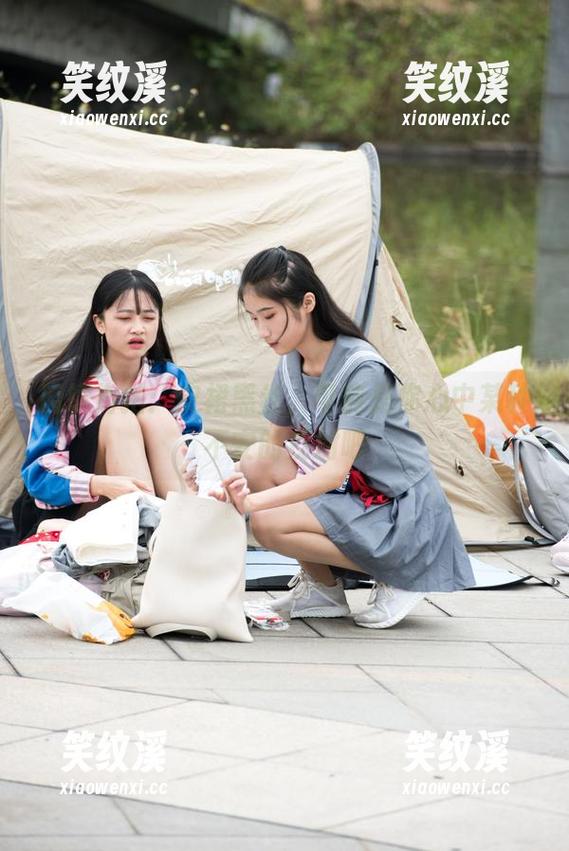 魔镜街拍：皮裙黑丝，可能是你心中某种不安的反射吧
